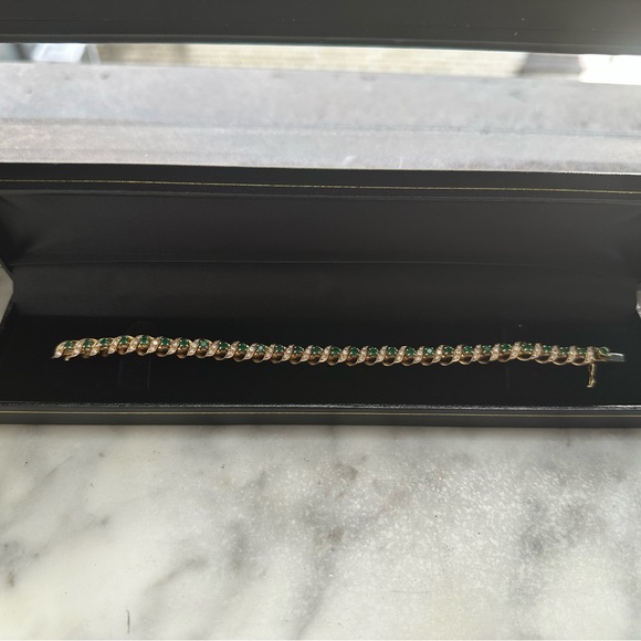 Gubelin (swiss brand) Elegant 18k Gold and Green Emerald Bracelet- 32.7grams - Picture 3 of 10